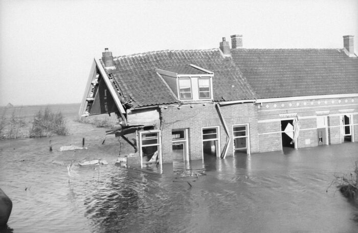Zerstörte Häuser während der Flutkatastrophe von 1953. Fotografiert während des Besuchs von Königin Juliana in dem überschwemmten Gebiet.